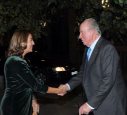 Don Juan Carlos recibe el saludo de la secretaria de Estado de Investigación, Desarrollo e Innovación, Carmen Vela